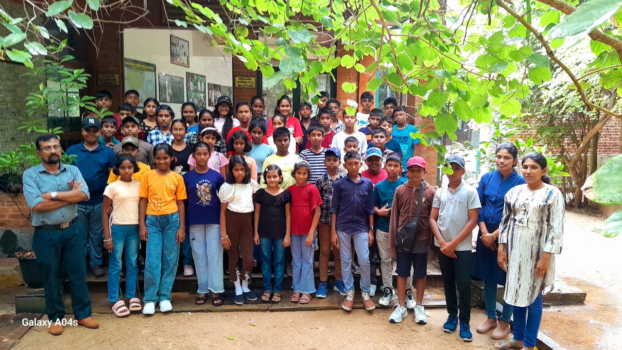 Students from Horombawa Maha Vidyalaya