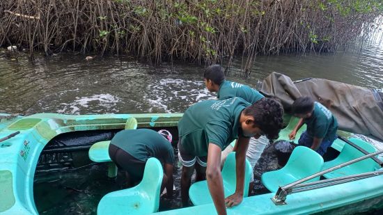 On 20th December, members of the “Together With Mangroves” Children and Youth Environmental Society of the Lanka Mangrove Museum & Learning Center volunteered their time to clean and maintain the boats used by the Museum. These boats play an essential role in educational tours, field research, and conservation activities carried out within the mangrove ecosystem.