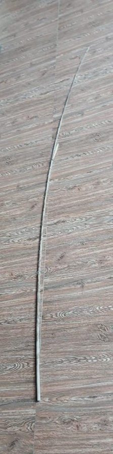 From ancient times, the fishing rod has been a very commonly used fishing gear. A fishing rod can be constructed at a low cost. A kitul pole cut from the kitul palm tree is a very light fishing rod. In addition, fishing rods can also be made using small bamboo sticks and short pieces of wood from various timber species. At the thin end of the kitul pole, a nylon line is tied. A fish hook is attached to the end of this line, and slightly above the hook, a lead sinker is fixed to allow the bait to sink underwater. To enable the fisherman standing on land to see when a fish bites the bait, a small piece of wood is shaped and tied to the nylon line. This is known as the “ipiyāwa” (float). The position of the float can be adjusted up or down depending on the depth of the water. For bait, earthworms, maggots, small shrimps, and various mixtures prepared by rolling rice flour and termite eggs into small balls are commonly used.