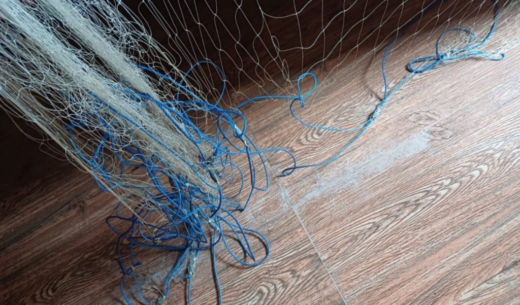 Among the nets used for fishing since ancient times, the ‘Karapalawa’ is a unique netting device. The height of the net and the size of the meshes (mesh holes) vary depending on the height of the reservoir and the fish being caught. A string is attached to the upper eyes of the net, and a rope is tied to it to float it on the surface of the net, which is called “Udu Manda”. In addition, a string is attached to the lower part of the net, and it is also attached to the net, which is called “Yati Manda”. This is a fishing device used to work in any place, such as the sea, lagoons, tanks, and reservoirs.