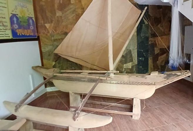 The sail outrigger canoe is a distinctive type of fishing craft. In the past, fishermen used large timber logs from tree species such as jackfruit (Artocarpus heterophyllus), mango (Mangifera indica), and milla (Berrya cordifolia) to construct canoes approximately 25–30 feet in length. During the 1970s and 1980s, each canoe operating in the Pambala–Chilaw Lagoon typically carried about six fishermen. Even at present, sail outrigger canoes are used in fisheries conducted in shallow marine waters, lagoons, and reservoirs. A canoe is constructed by hollowing out a single log. The attachment of planks to the upper section of the canoe is known as “patthara,” while another wooden log is used to construct the outrigger float (kollewa). The two wooden beams used to connect the main canoe and the outrigger are known as “viyal.”