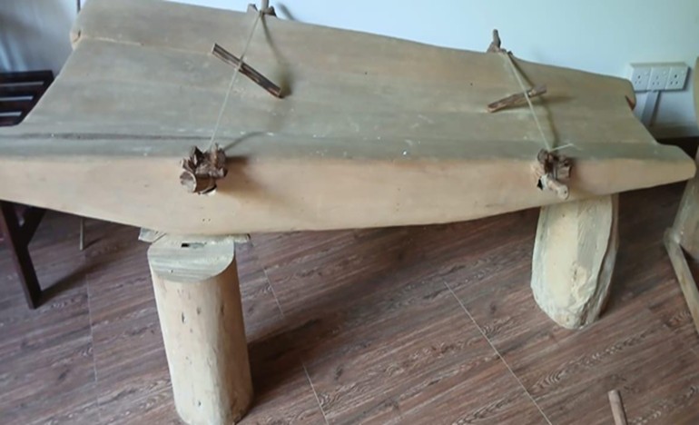 Since ancient times, this craft has been used for fishing in reservoirs. It is constructed using about five wooden logs, each approximately 10–12 feet in length. The logs are carefully cleaned and smoothed to make them light, and holes are made near both ends of the logs. Two wooden crossbars are passed through these holes and firmly tied using ropes, forming the structure of the craft into a stable shape. These wooden crossbars are known as “kombuwa.” In the past, these rafts were made entirely of wood, and coconut oil was applied periodically to preserve the durability of the timber. At present, the use of wooden rafts has declined, and only fiberglass rafts are commonly seen.