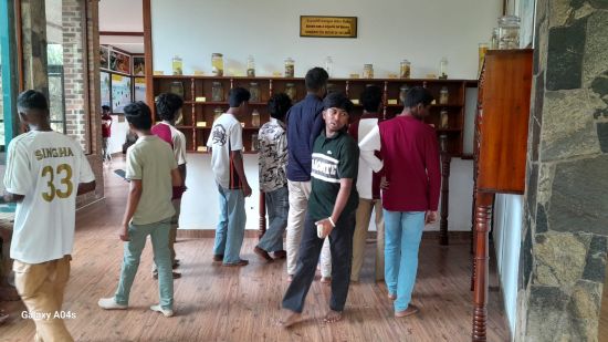 During their visit, the students explored the museum exhibits and gained valuable knowledge about the mangrove ecosystem and its importance. A special highlight of the visit was learning about traditional fishing gear used by local fishing communities. Through these exhibits, the students were able to understand how traditional methods are closely connected to the mangrove environment and how they support sustainable livelihoods.