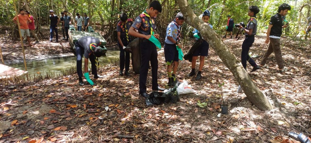 As part of the activities carried out to achieve the Presidential Award for the Junior Achievement Program, a student from Maliyadeva College participated in several environmental conservation initiatives together with the children of the “Together With Mangroves” Children’s Society at the Lanka Mangrove Museum and Learning Center.
