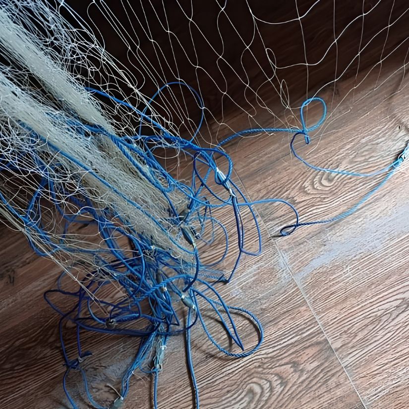 The Karapalawa is a traditional gill net that has been used for fishing in Sri Lanka since ancient times. It is one of the most widely used passive fishing gears and is suitable for capturing a variety of fish species in both inland and coastal waters. The dimensions of the net, including its height and mesh size, are selected according to the depth of the water body and the size of the target fish species.
