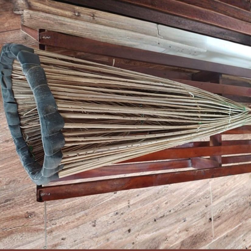 This traditional fishing gear is one of the oldest methods used by inland fishing communities in Sri Lanka. It is primarily operated in small watercourses connecting lagoons, tanks, rivers, and marshes, particularly during the rainy season when water levels rise and fish migrate downstream with the flowing water.